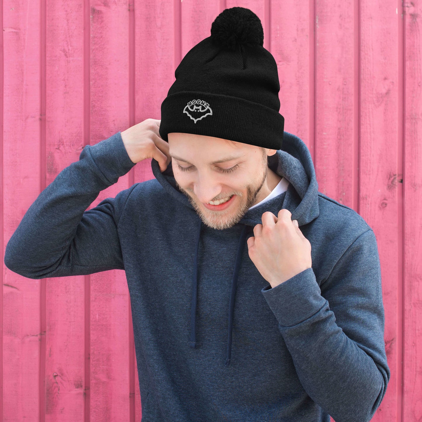 Gorro con pompón y logo